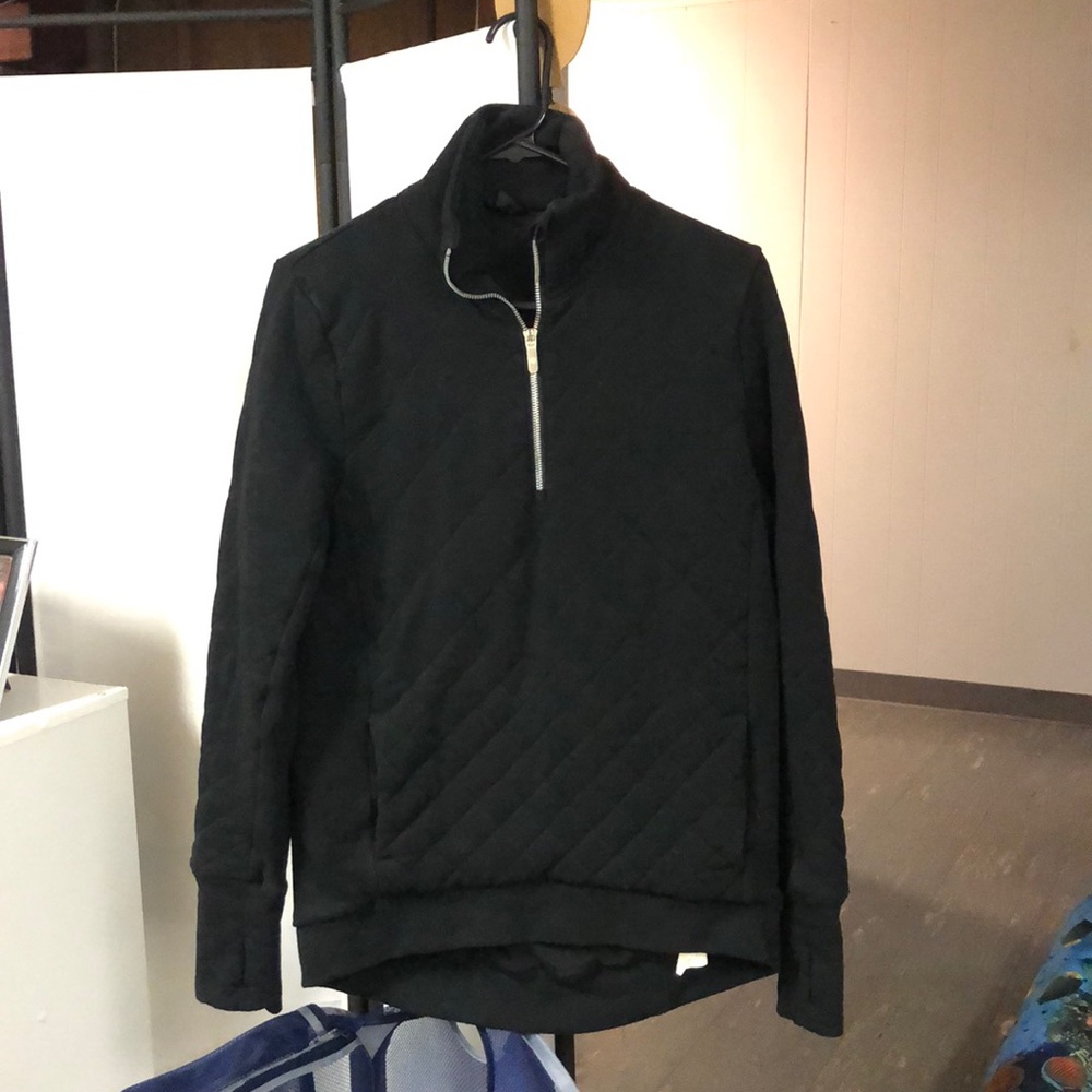 Black lululemon pull over.